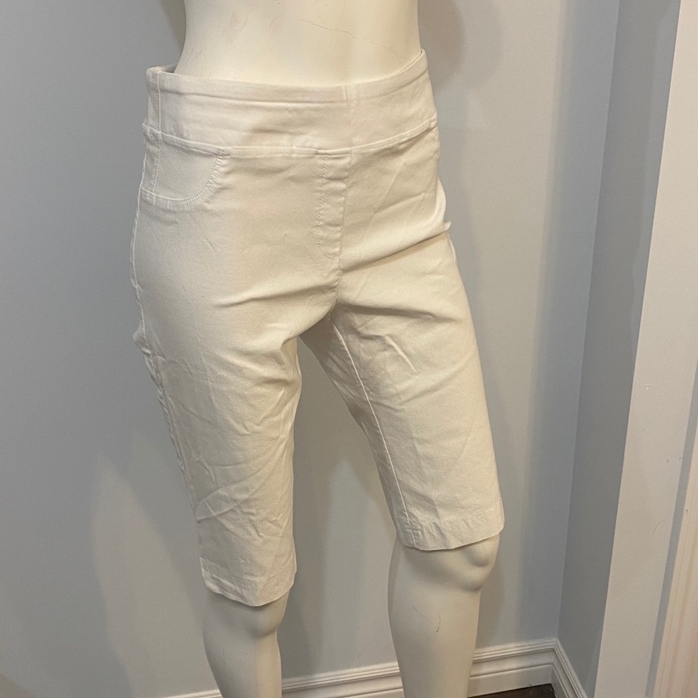 4/$35 White long leg shorts stretch women